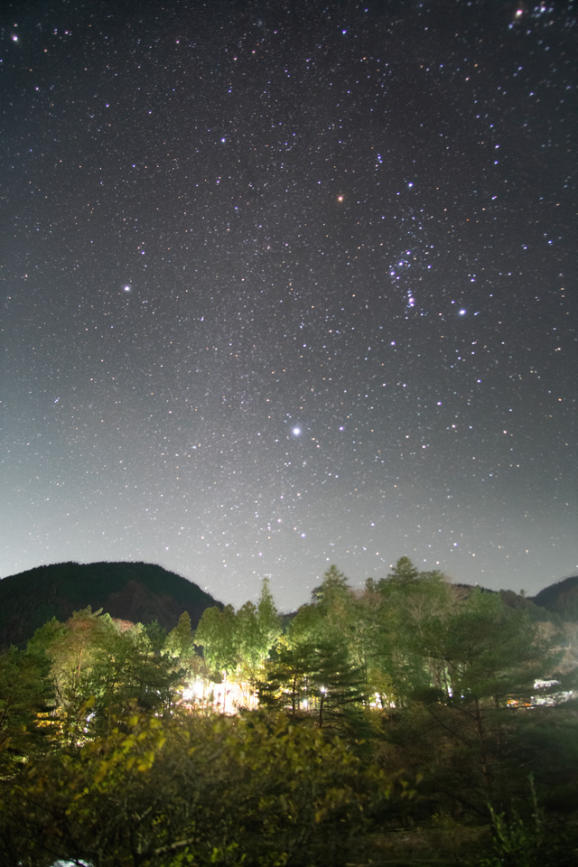 丹波山村の上に輝く冬の星たち
