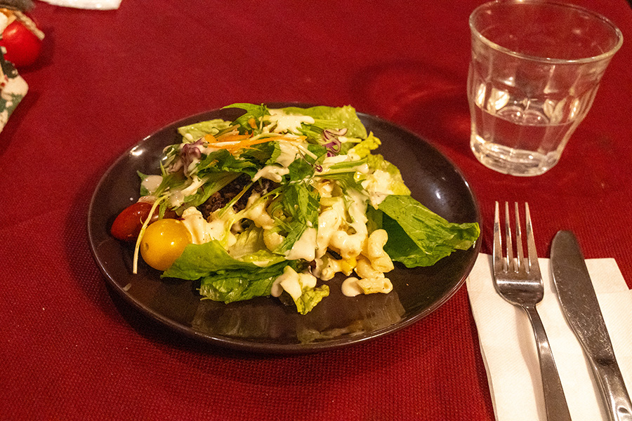 サラダはマカロニ入り