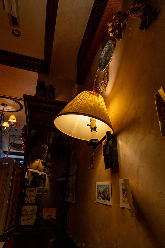 壁には絵皿やポストカード