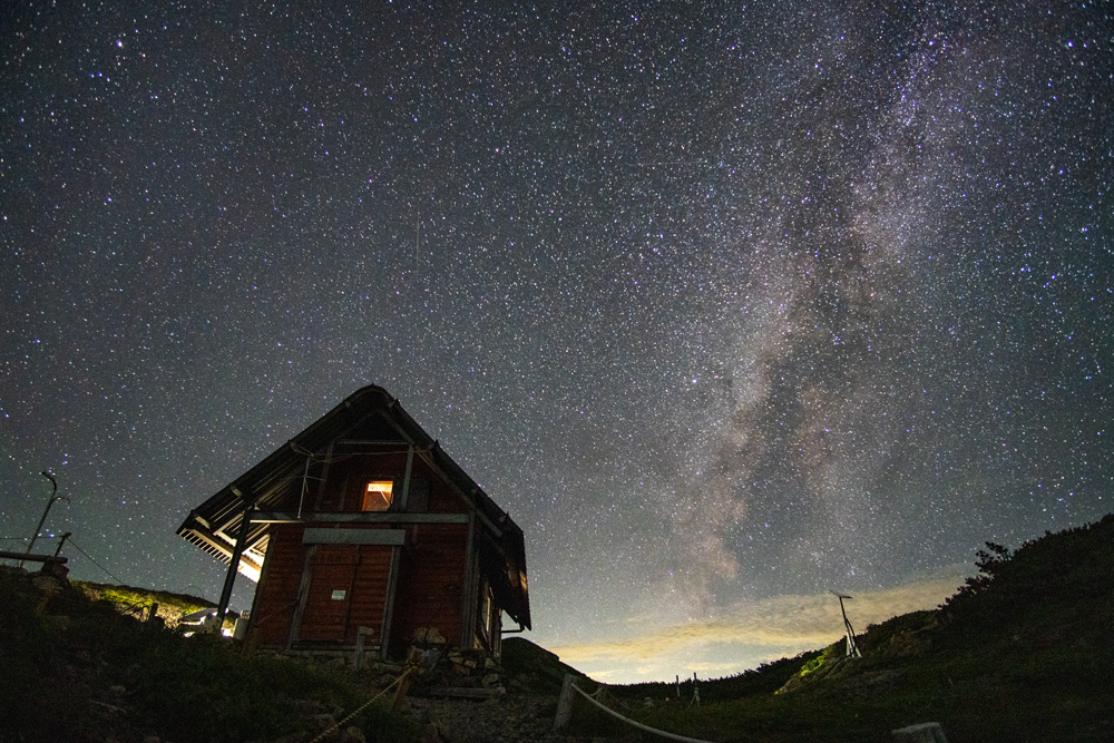 中岳避難小屋と夏の星空