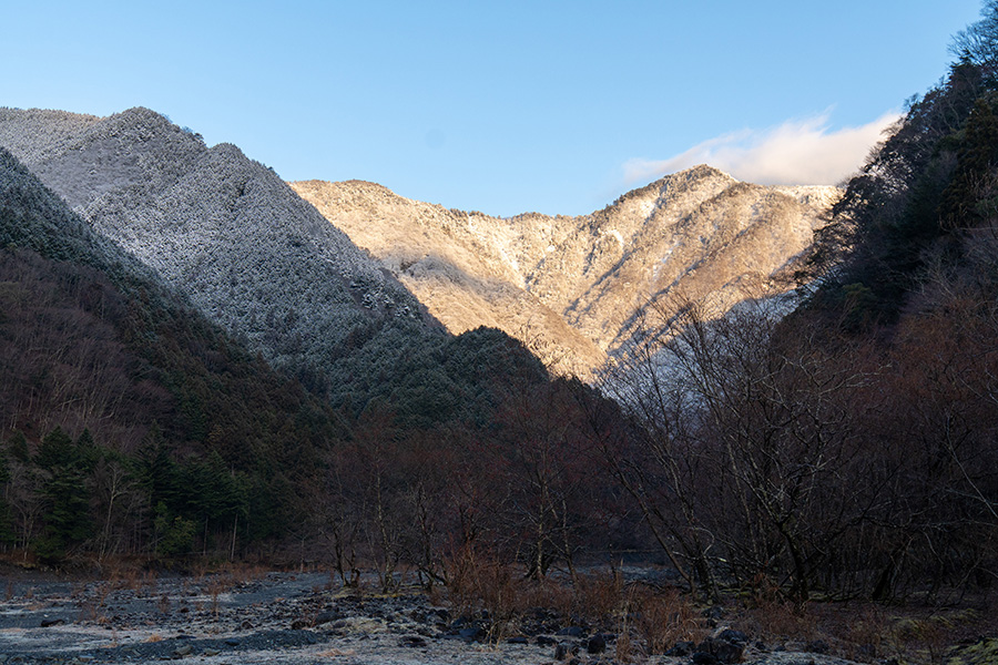 朝を迎える山伏