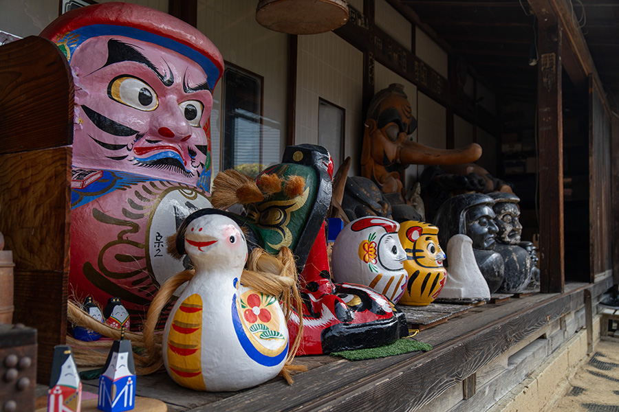 高柴デコ屋敷の張子人形たち
