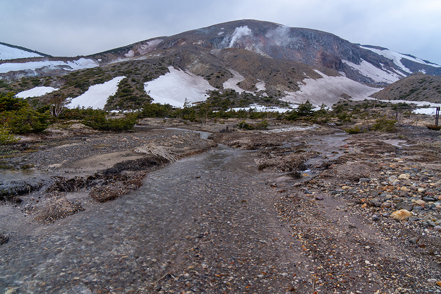 雪解け水と一切経山