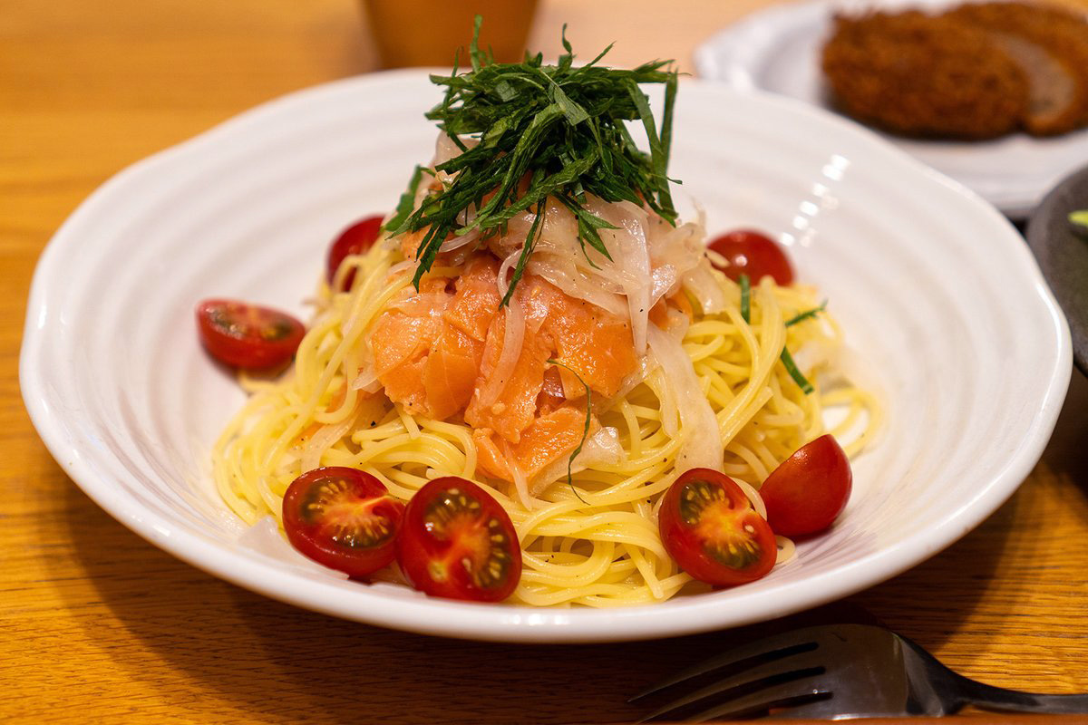 ご飯を作りながらブログを書きます––スモークサーモンの冷製パスタ