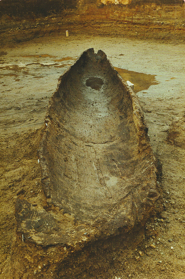 中里遺跡で発見された縄文時代の丸木舟