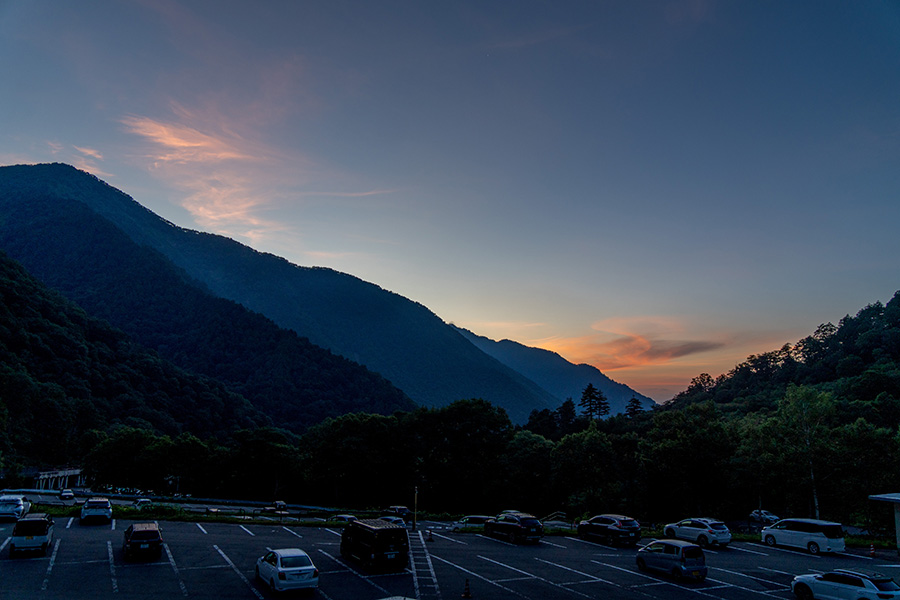 空が白んできました
