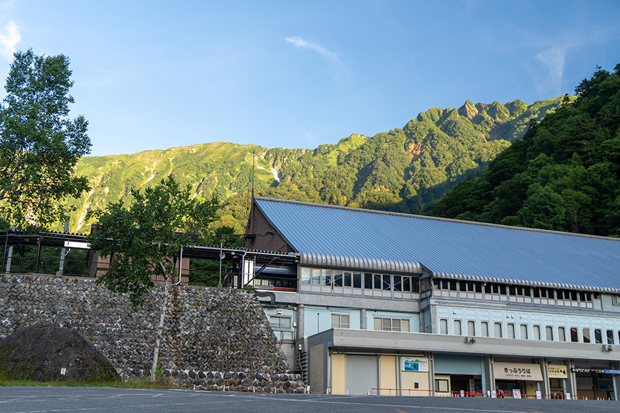 レストハウスの屋根越しに，針ノ木サーキットの稜線