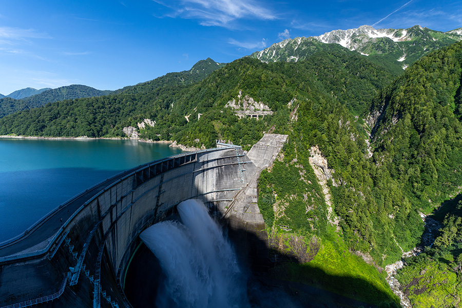 トンネルを抜けると黒部ダム！