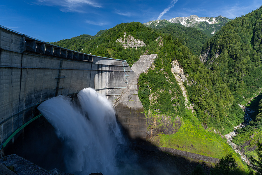 ダムサイト近くから放水を見る