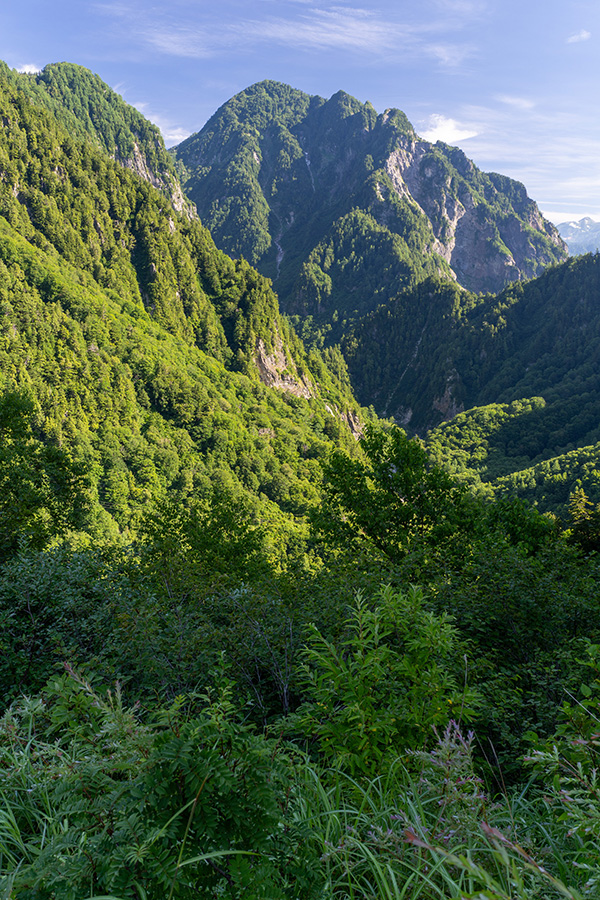 ダム堰堤から「黒部の巨人」丸山