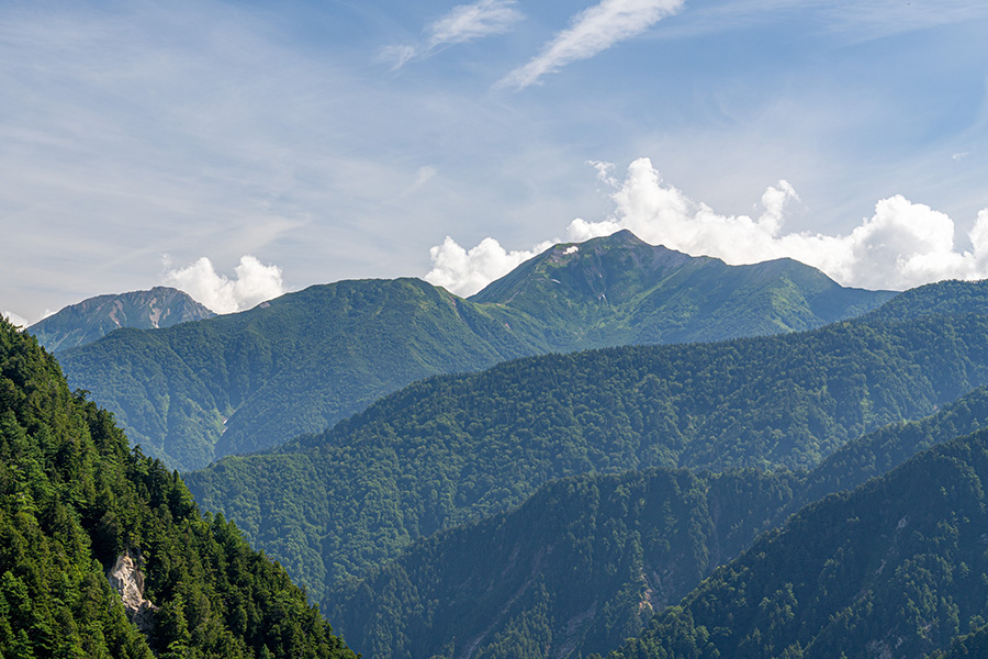 鹿島槍ヶ岳と五竜岳も見えます