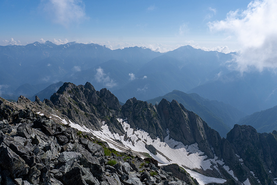 八ツ峰の向こうには白馬連峰