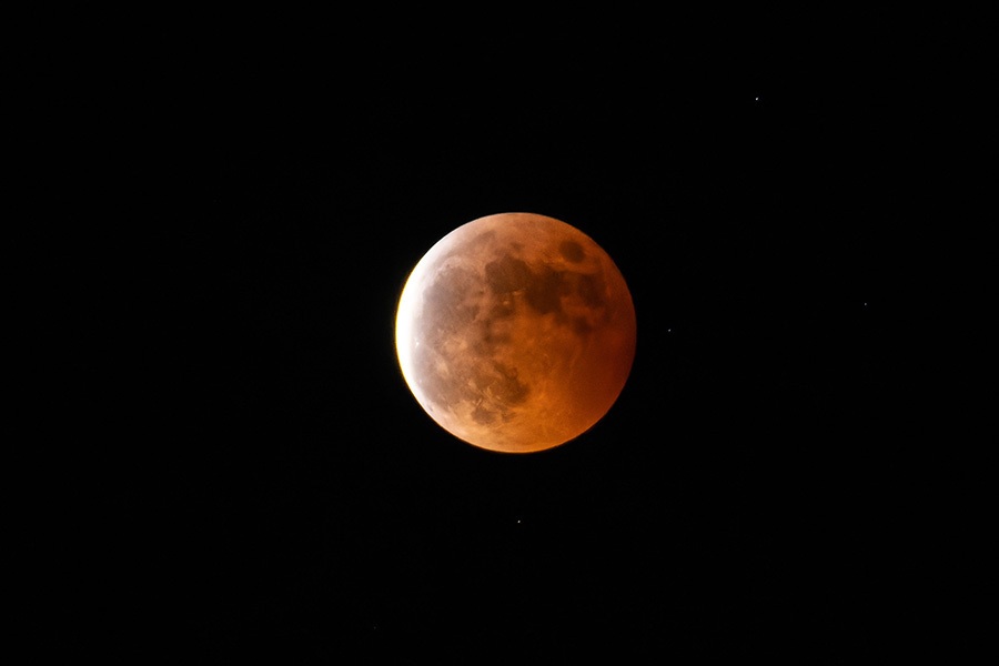 月が地球の影から出てきたところ 1/15 秒,F6.3,iso 3200