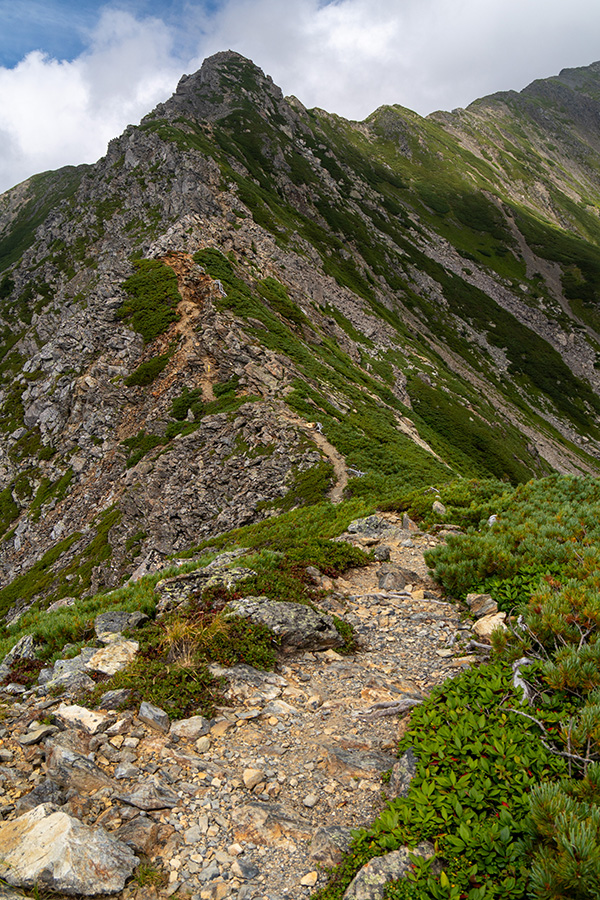 まず三峰岳へ