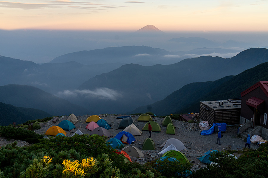 富士山と北岳山荘のテント場