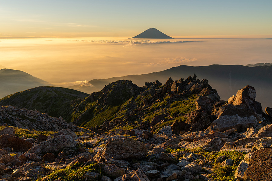 南アルプス・悪沢岳から朝の富士山