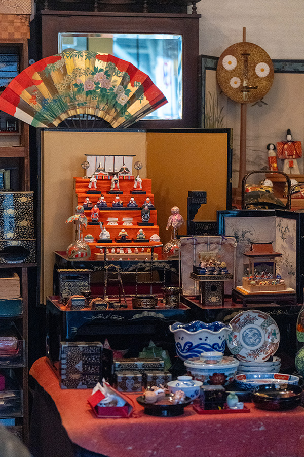 美術店の中もひな祭りムード