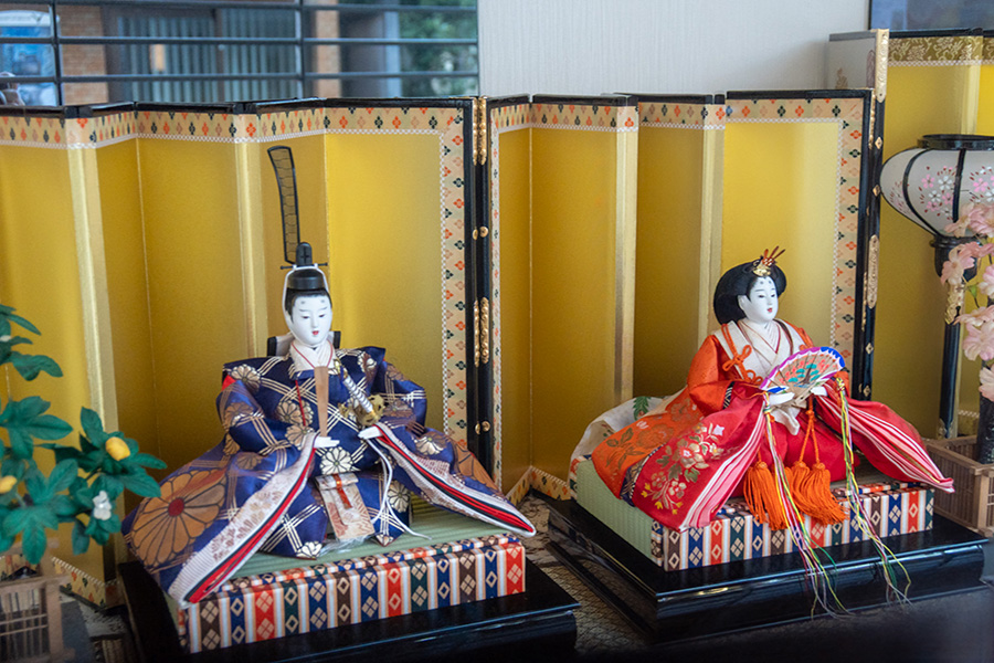 金屏風と雛人形