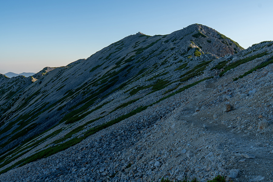 振り返ると山頂はすぐに遠くになっていきます