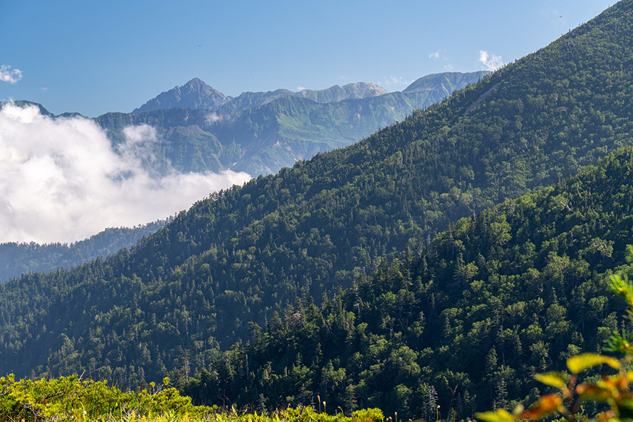 山の端に剱岳