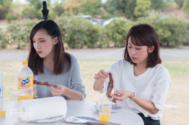 骨付きカルビを食べるモデル達