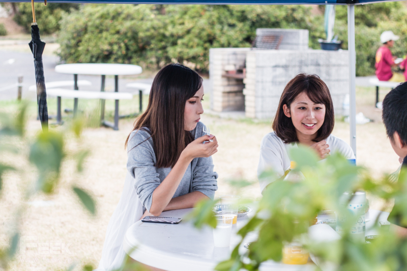 料理と会話を楽しむモデルさん達