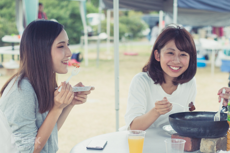 海鮮アヒージョを食べるモデルさん達