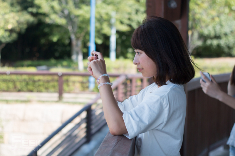 スマホで風景を撮影する古賀千尋 スマホで風景を撮影する古賀千尋