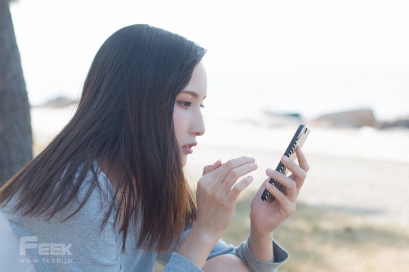 スマホをチェックする広野くるみ スマホをチェックする広野くるみ