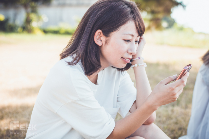 スマホをチェックする古賀千尋 スマホをチェックする古賀千尋