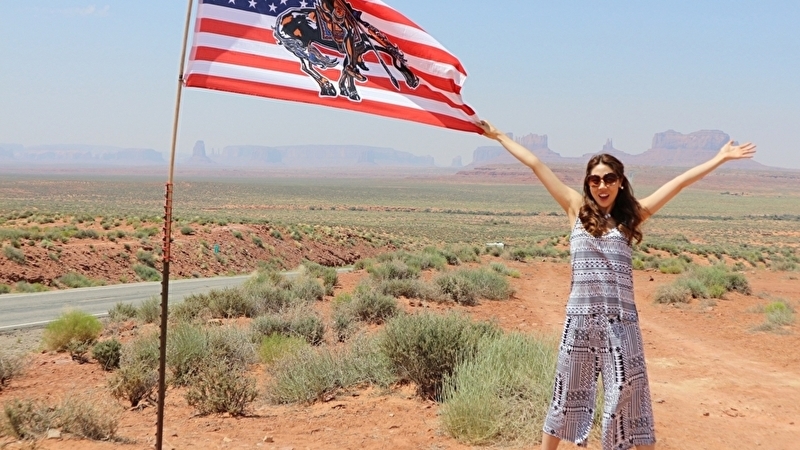 アメリカの旗と乾いた
土地とアメリカ人女性　イメージ