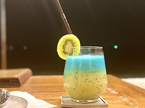 英語カフェで飲む　美味しそうなカクテル　イメージ