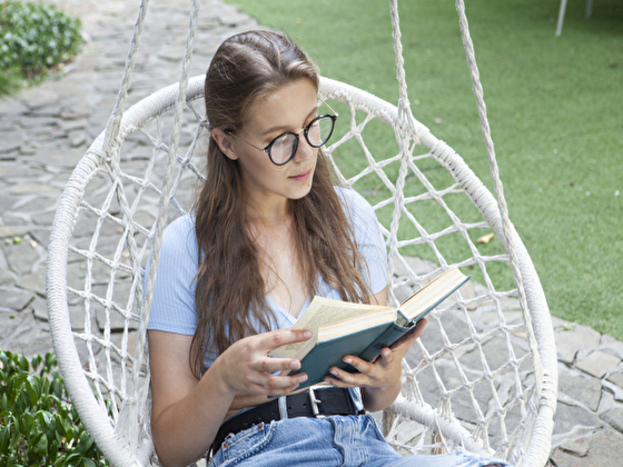 読書で学ぶ大人のアメリカ人女性　イメージ