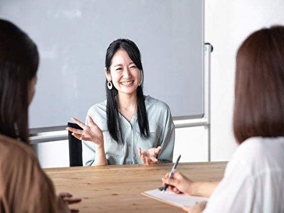 笑顔で面接を受ける若い日本人女性　イメージ