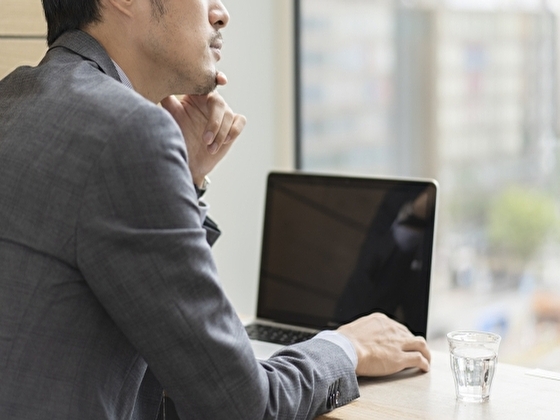 会社勤めに疲れた日本人男性　イメージ