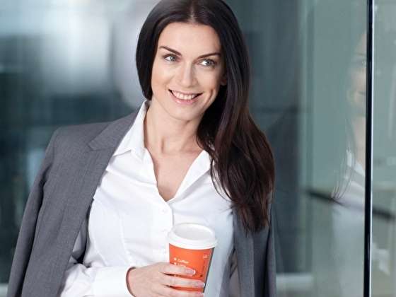 コーヒーを手に微笑むアメリカ人女性　イメージ