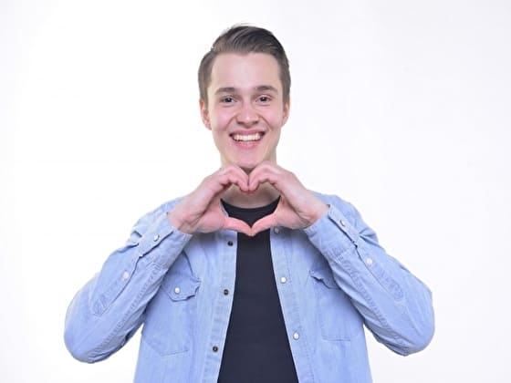 メールを送ってくるアメリカ人男性