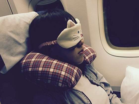 首枕・ネックピローで快適に眠る女性