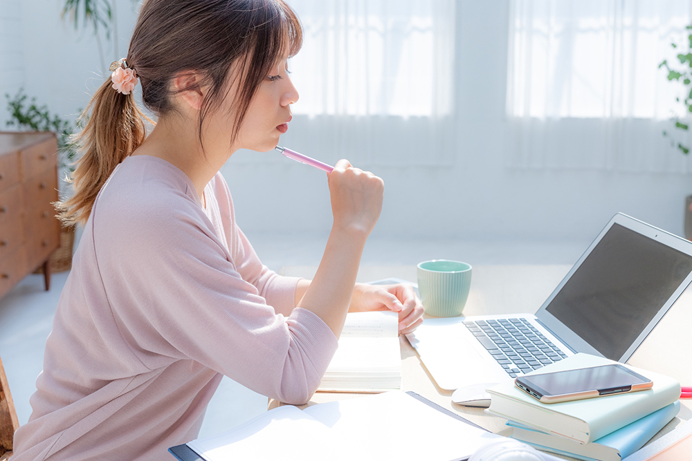 住宅ローンの返済に悩む女性のイメージ