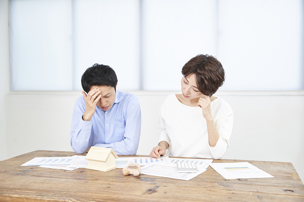 離婚する夫婦が自宅の売却に悩むイメージ