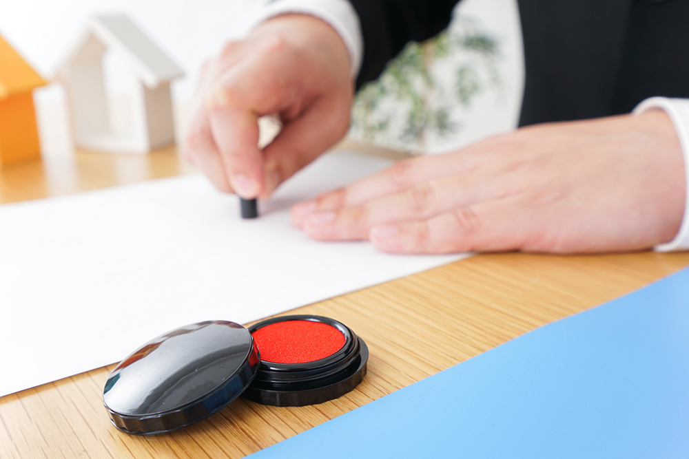 不動産の契約をする男性