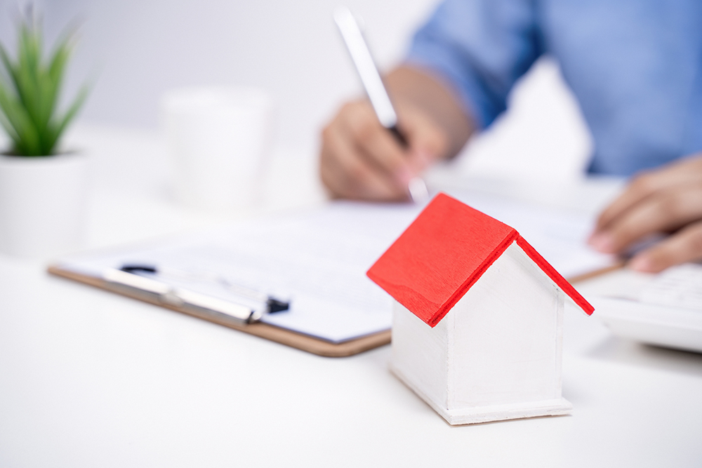 住宅関係の書類に記入する写真