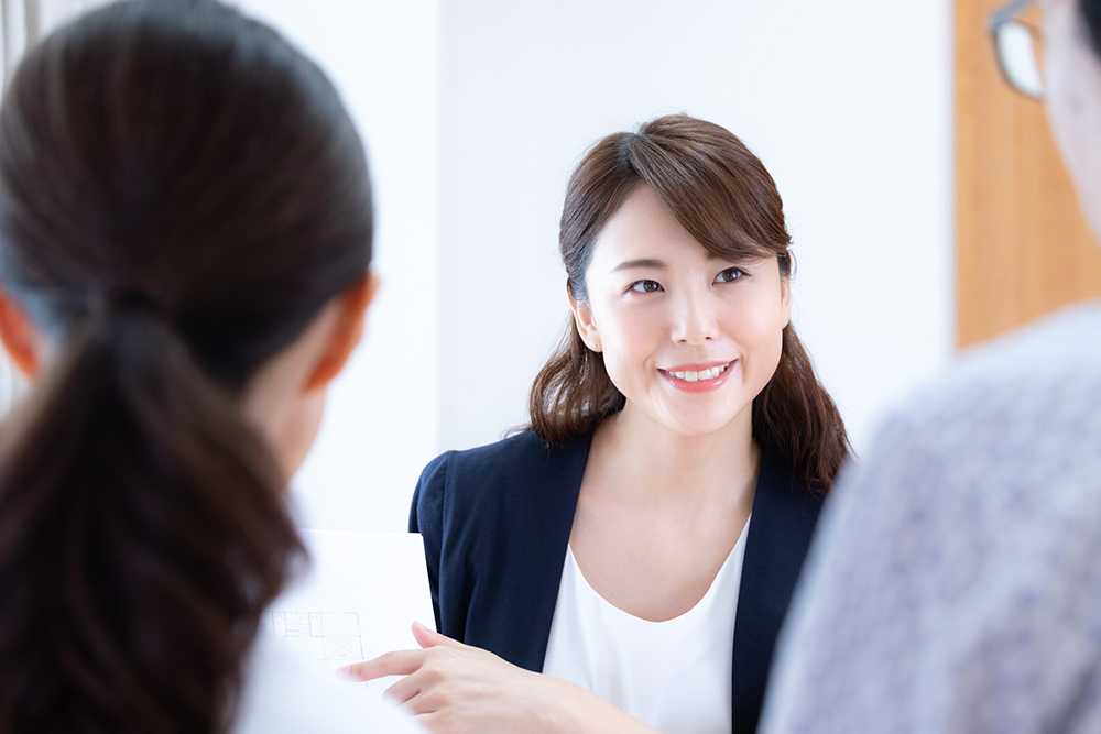 お客様と話す女性スタッフ