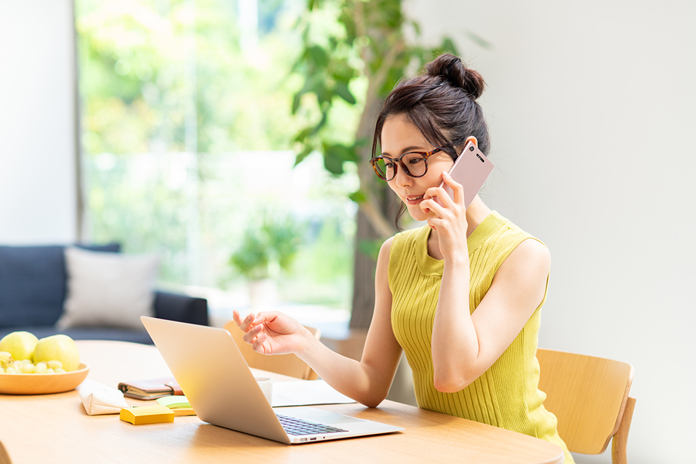 不動産会社とコミュニケーションをとる女性のイメージ