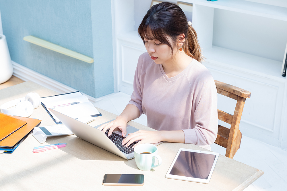 売却を依頼する不動産会社を探しているイメージ