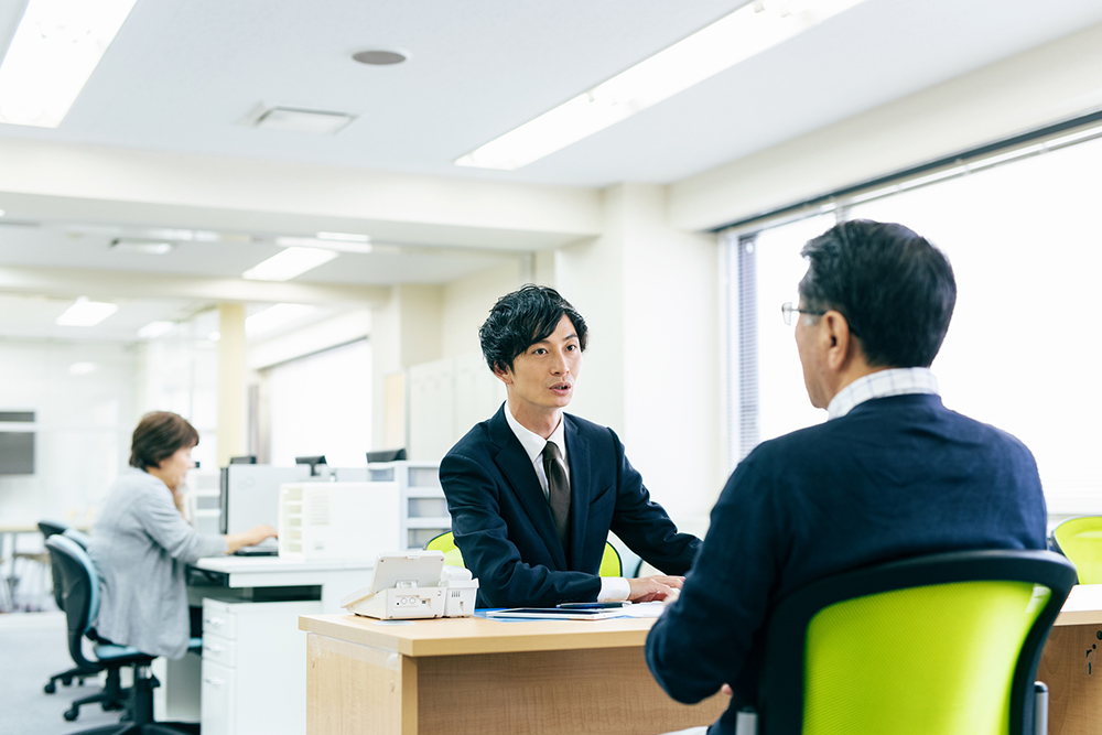 不動産会社と打ち合わせするイメージ