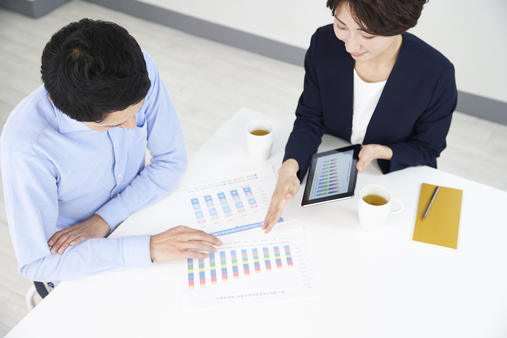 不動産会社と売り出し価格を打ち合わせするイメージ