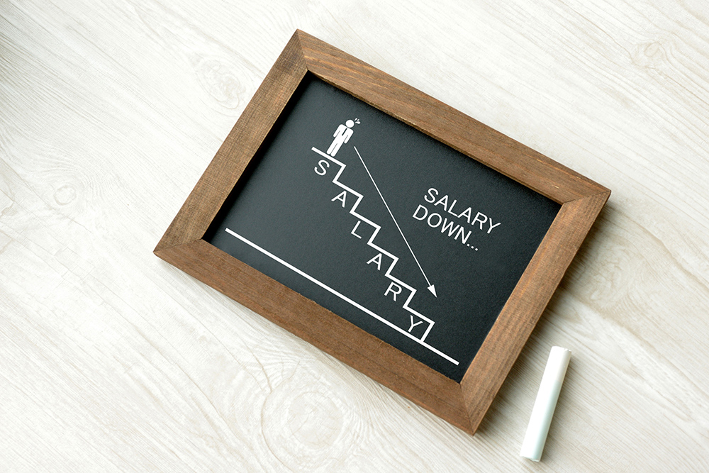 年収がダウンするイメージ