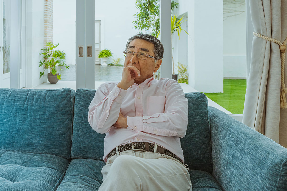 不動産売却の準備について悩む男性