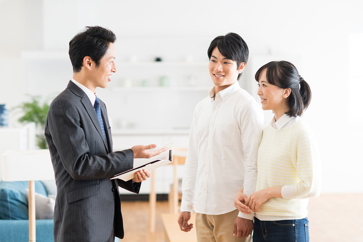 不動産会社と夫婦のイメージ